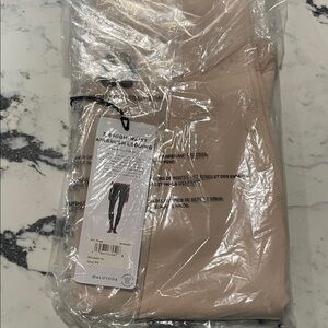 ALO Yoga High-Waist Airbrush Leggings in Cream